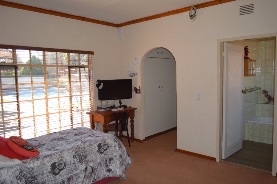 5 Bedroom Property for Sale in Wilkoppies North West